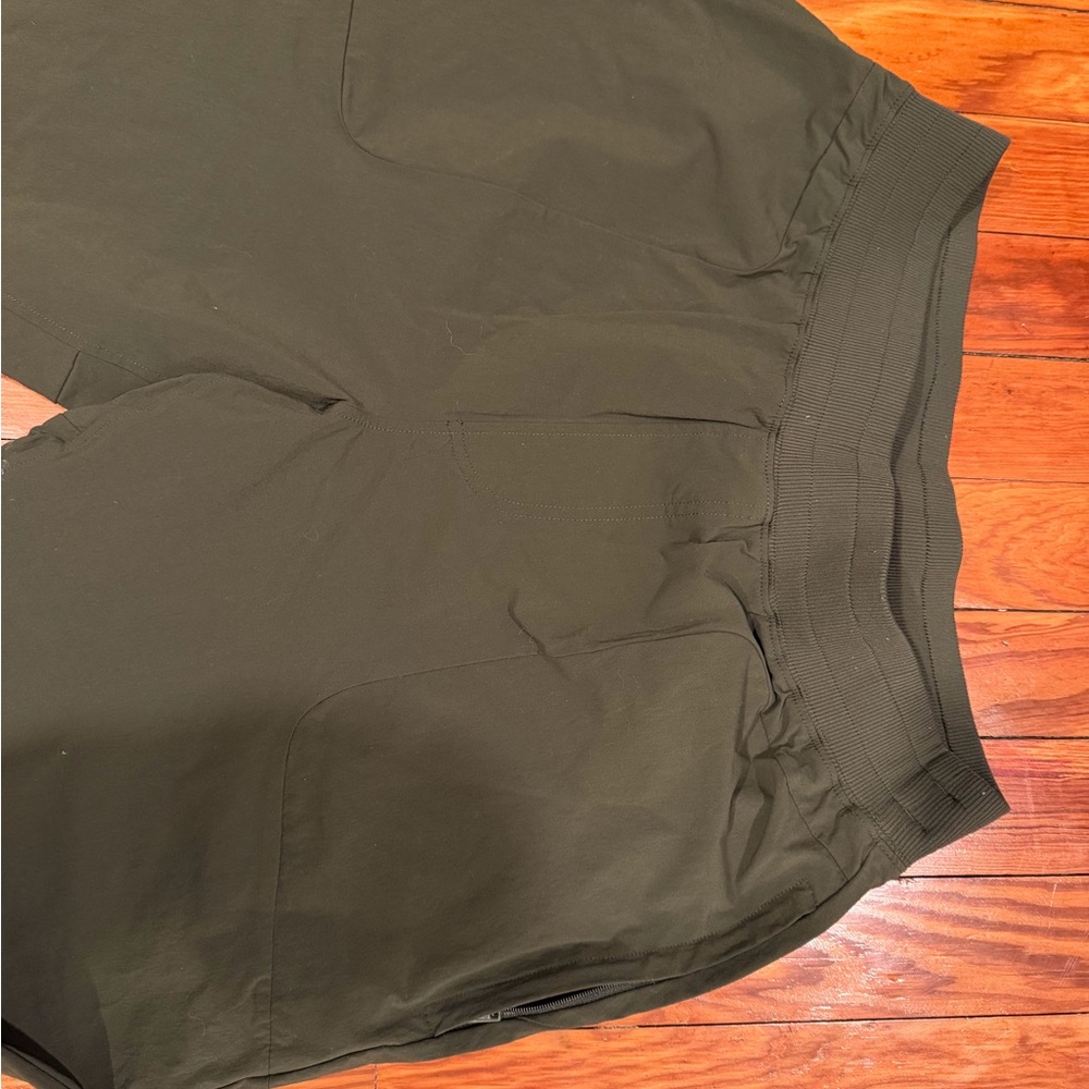 ALO Yoga Men's Co-Op Pants Olive Green - Picture 3 of 7